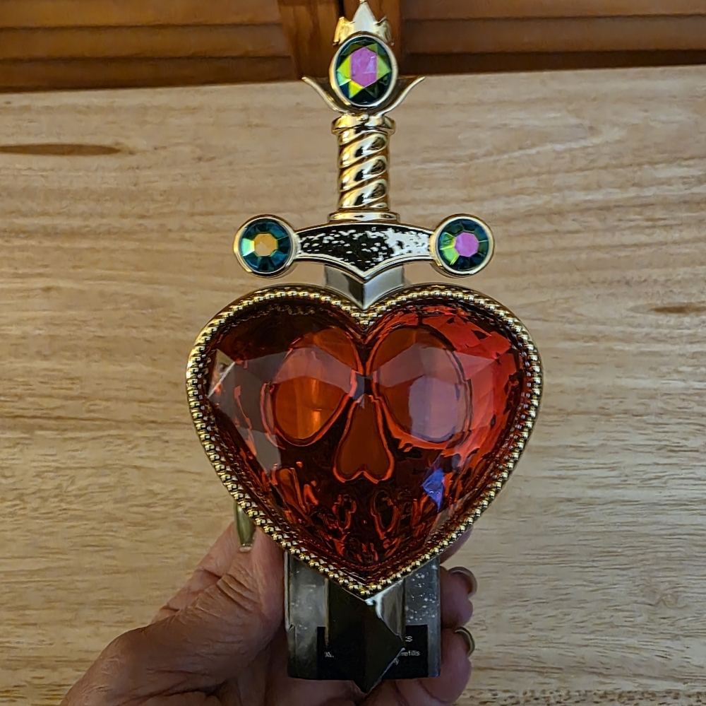 NWT Bath & Body Works Disney Villains Evil Queen Pierced Heart Wallflower Plug